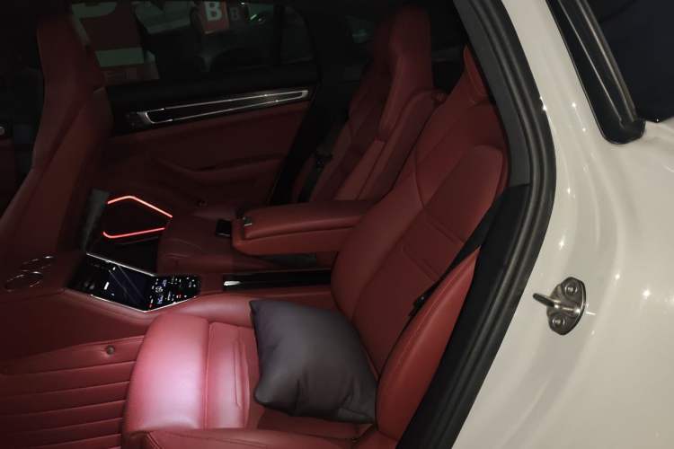 Used Porsche Panamera 2023-Year Restyled Panamera Executive Extended Platinum Edition 2.9T Left Rear Seat