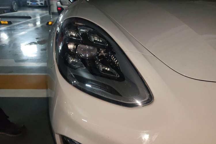 Used Porsche Panamera 2023-Year Restyled Panamera Executive Extended Platinum Edition 2.9T Right Front Headlight