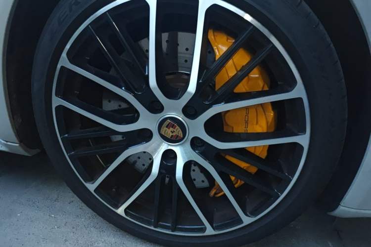 Used Porsche Panamera 2023 Facelifted Panamera 2.9T Platinum Edition Right Front Wheel Hub