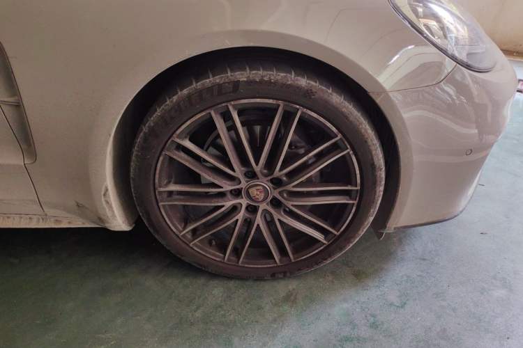 Used Porsche Panamera 2023 Panamera Executive Long Wheelbase 2.9T Right Front Wheel Hub