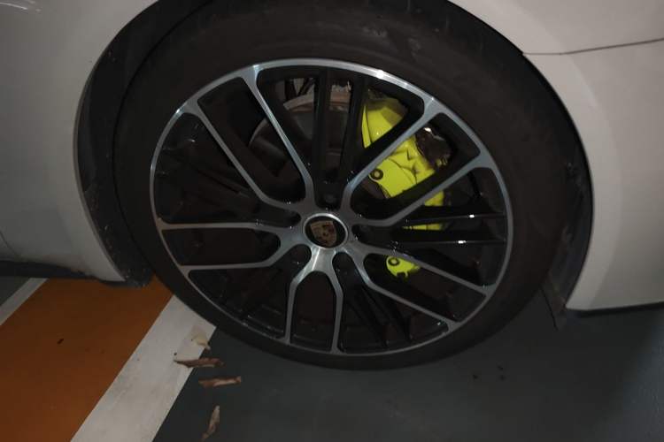 Used Porsche Panamera 2023-Year Restyled Panamera Executive Extended Platinum Edition 2.9T Right Front Wheel Hub