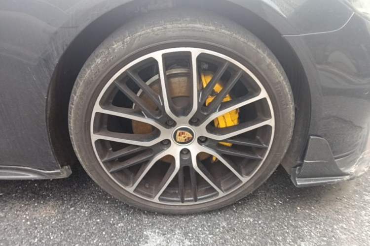 Used Porsche Panamera 2023 Panamera Executive Long Wheelbase Platinum Edition 2.9T Right Front Wheel Hub