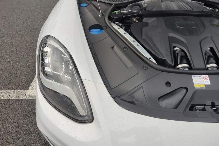 Used Porsche Panamera 2023-Year Restyled Panamera Executive Extended Platinum Edition 2.9T Engine Bay Right