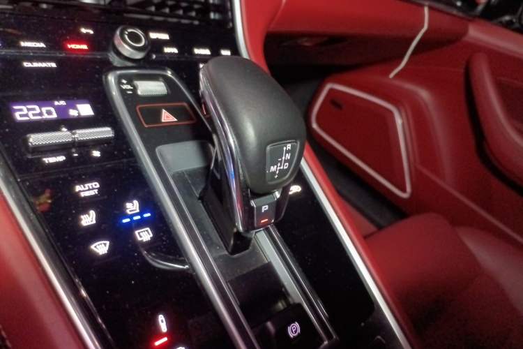 Used Porsche Panamera 2023-Year Restyled Panamera Executive Extended Platinum Edition 2.9T Gear Lever