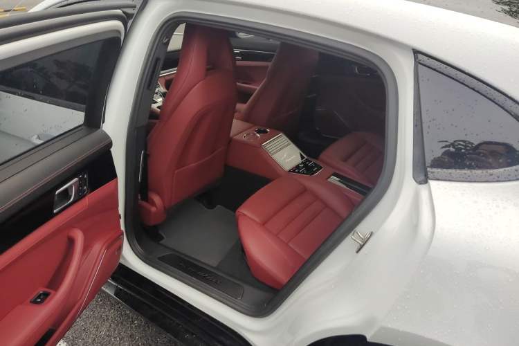 Used Porsche Panamera 2023-Year Restyled Panamera Executive Extended Platinum Edition 2.9T Left Rear Seat