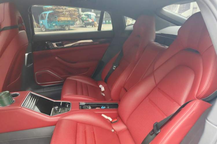 Used Porsche Panamera 2023-Year Restyled Panamera Executive Extended Platinum Edition 2.9T Left Rear Seat