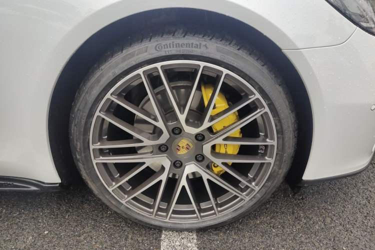 Used Porsche Panamera 2023-Year Restyled Panamera Executive Extended Platinum Edition 2.9T Right Front Wheel Hub