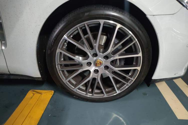 Used Porsche Panamera 2023 Panamera Executive Long Wheelbase 2.9T Right Front Wheel Hub