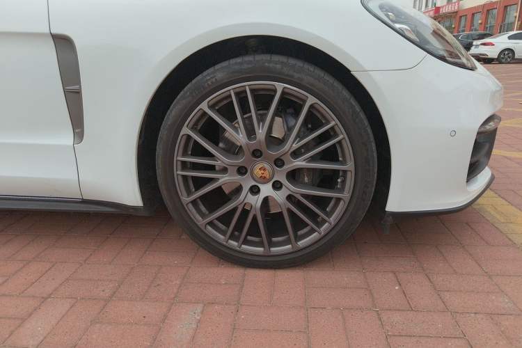 Used Porsche Panamera 2023 Restyled Panamera 4 Executive Extended Platinum Edition 2.9T Right Front Wheel Hub