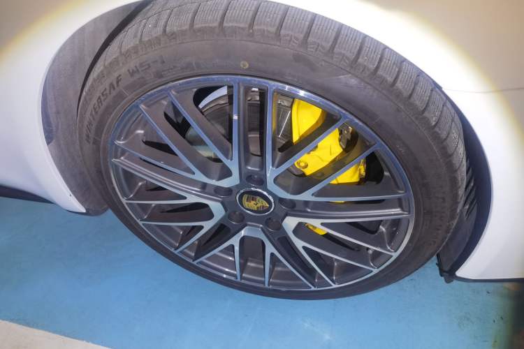 Used Porsche Panamera 2023 Facelifted Panamera 2.9T Platinum Edition Right Front Wheel Hub
