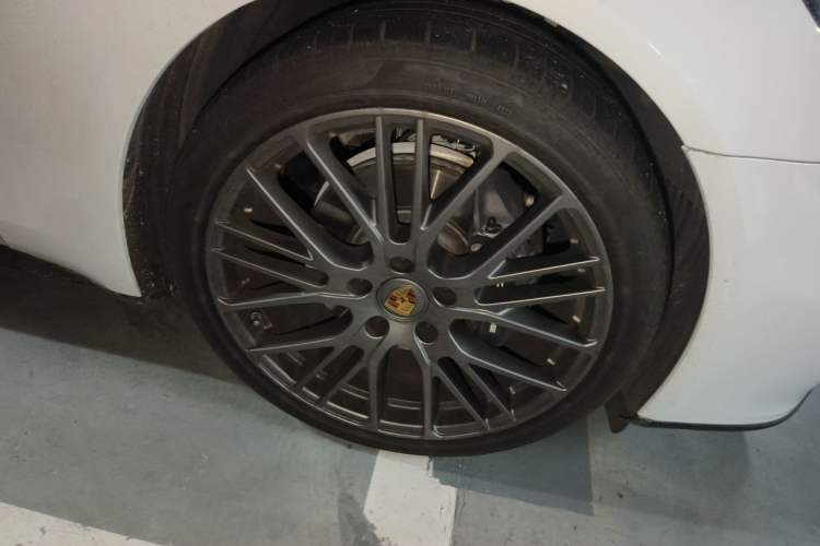 Used Porsche Panamera 2023 Panamera 2.9T Platinum Edition Right Front Wheel Hub