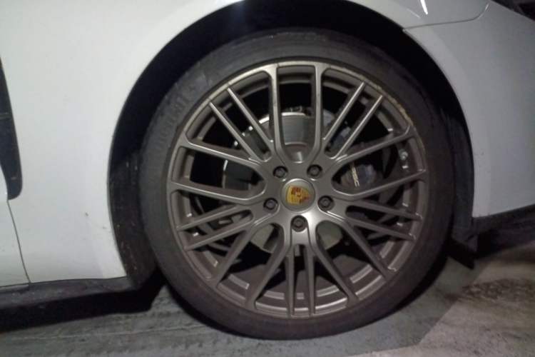 Used Porsche Panamera 2023-Year Restyled Panamera Executive Extended Platinum Edition 2.9T Right Front Wheel Hub