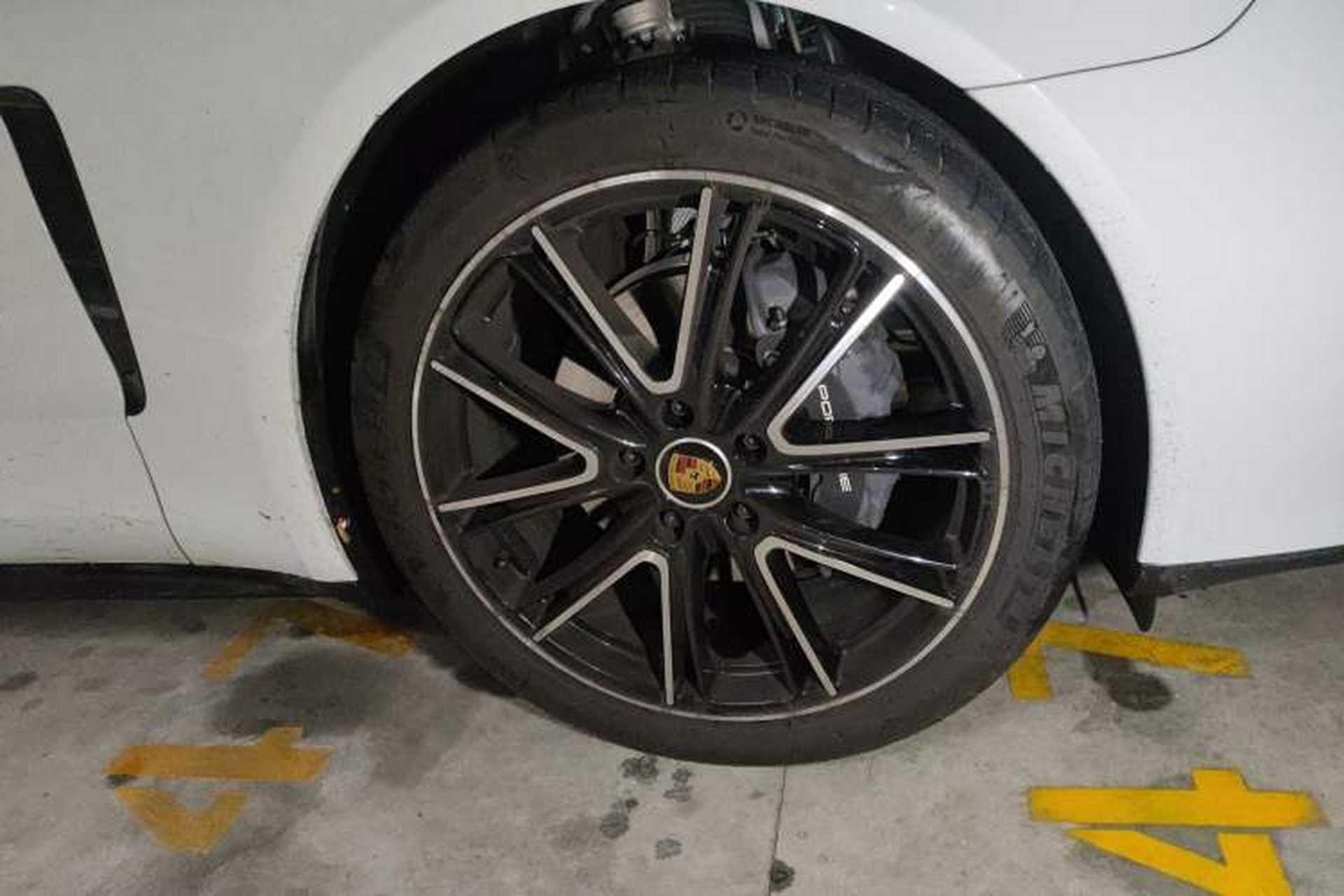 Used Porsche Panamera 2023 Facelifted Panamera 2.9T Platinum Edition Right Front Wheel Hub