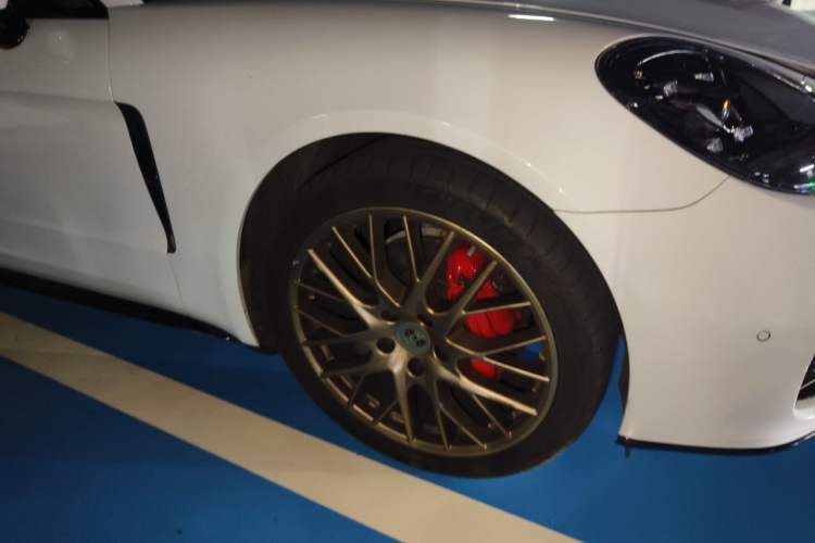 Used Porsche Panamera 2023 Panamera 4 Executive Long Wheelbase 2.9T Right Front Wheel Hub
