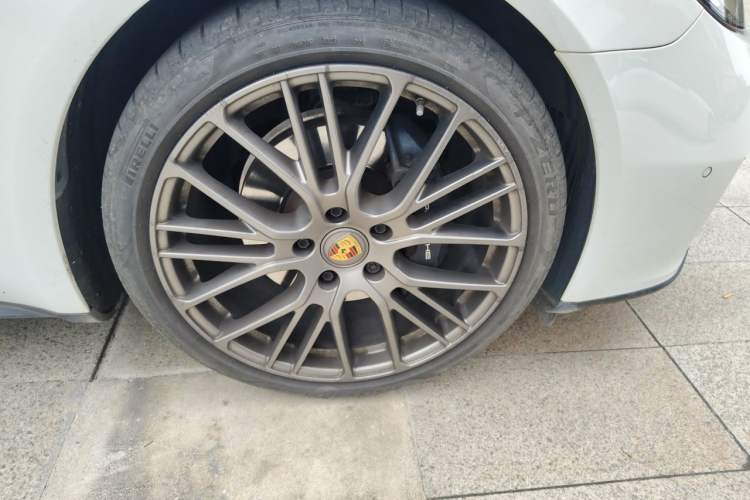Used Porsche Panamera 2023-Year Restyled Panamera Executive Extended Platinum Edition 2.9T Right Front Wheel Hub