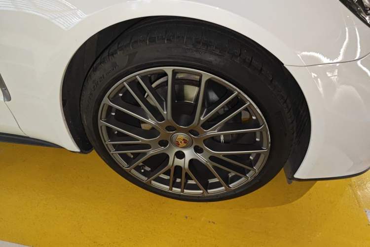 Used Porsche Panamera 2023 Facelifted Panamera 2.9T Platinum Edition Right Front Wheel Hub