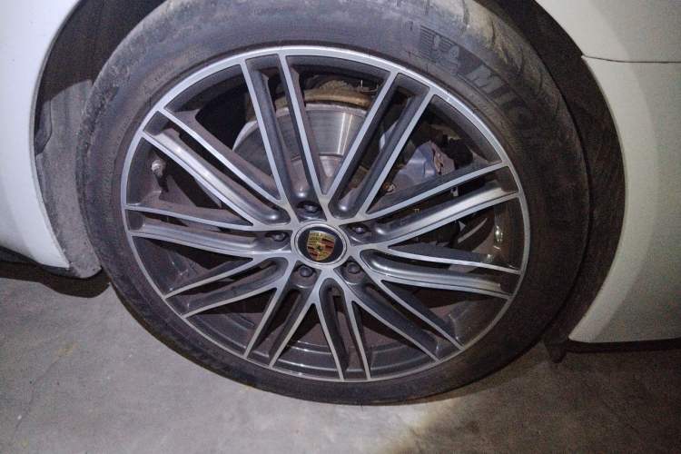 Used Porsche Panamera 2023 Facelifted Panamera 2.9T Platinum Edition Right Front Wheel Hub