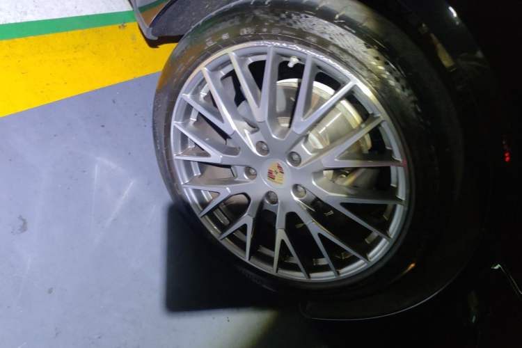 Used Porsche Panamera 2024 Panamera Executive Long Wheelbase 2.9T Right Front Wheel Hub