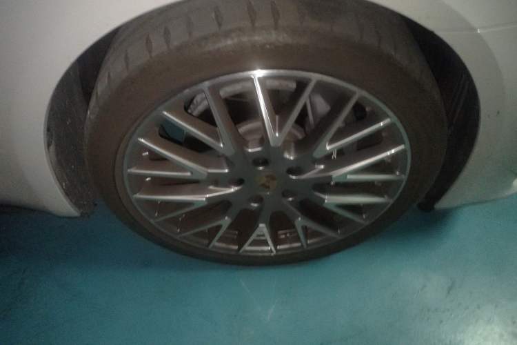 Used Porsche Panamera 2024 Panamera 4 Executive Long Wheelbase 2.9T Right Front Wheel Hub