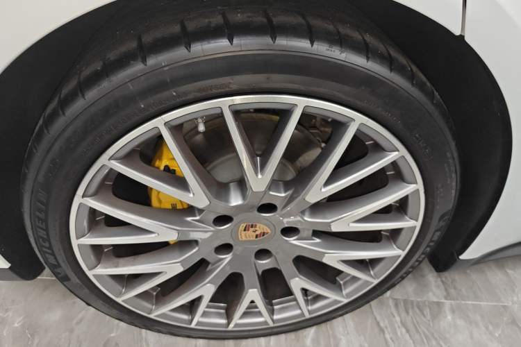 Used Porsche Panamera 2024 Panamera 2.9T Right Rear Wheel Hub