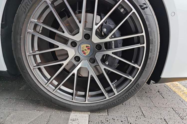 Used Porsche Panamera 2026 Model Panamera 2.9T Right Front Wheel Hub