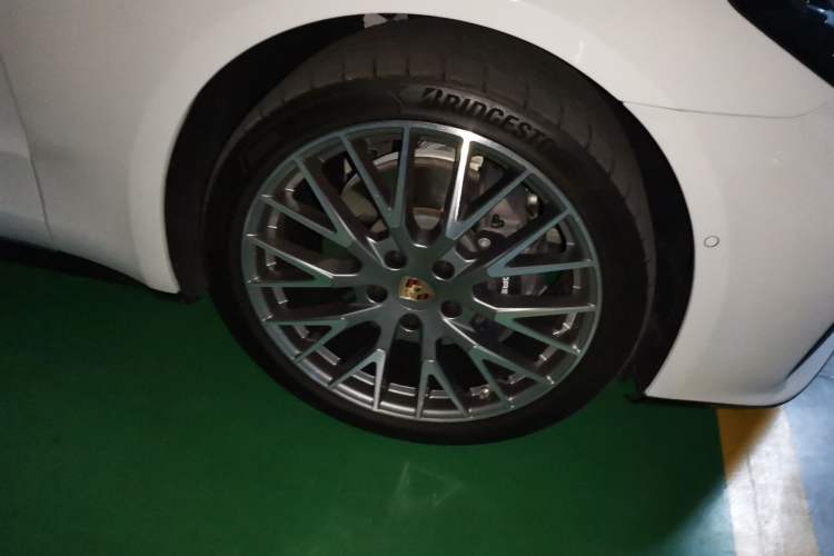 Used Porsche Panamera 2026 Model Panamera 4 Executive Extended Version 2.9T Right Front Wheel Hub