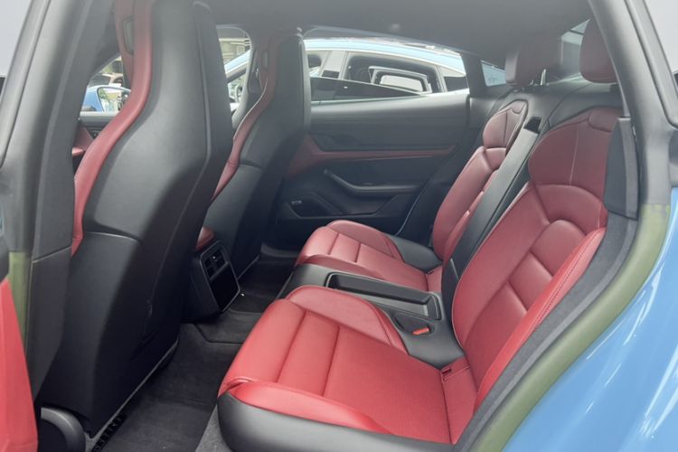 Used Porsche Taycan 2022-Year Updated Taycan Interior 6