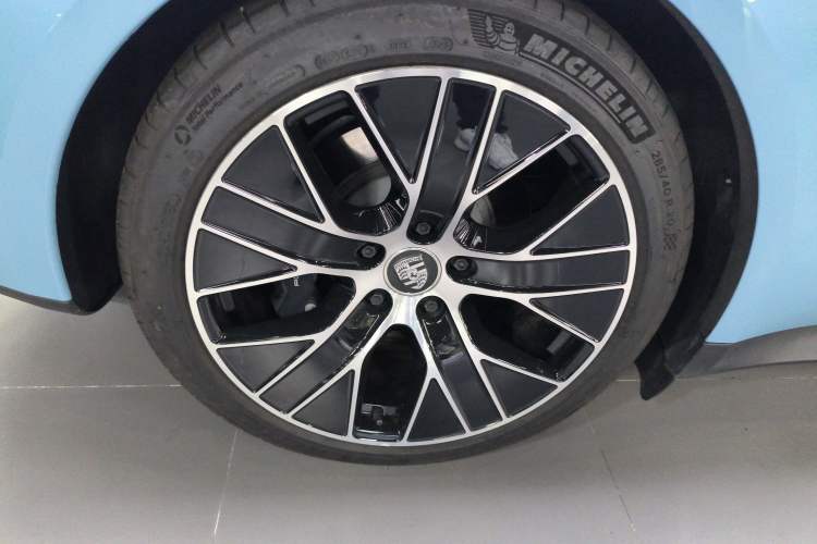 Used Porsche Taycan 2022-Year Updated Taycan Right Rear Wheel Hub