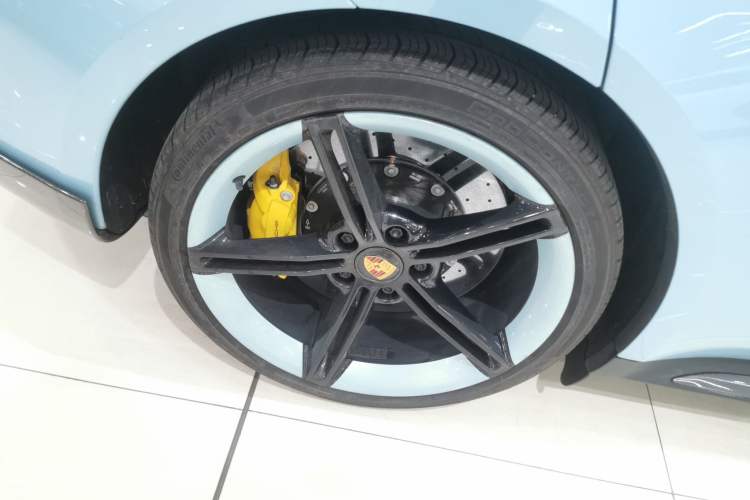 Used Porsche Taycan 2022-Year Updated Taycan Right Rear Wheel Hub
