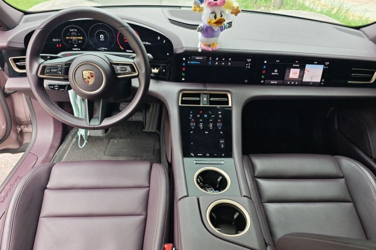 Used Porsche Taycan 2022-Year Updated Taycan Center Console
