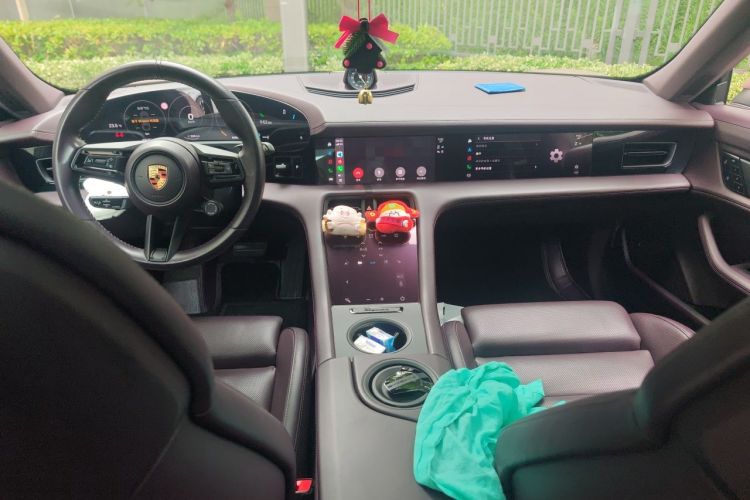 Used Porsche Taycan 2022-Year Updated Taycan Center Console