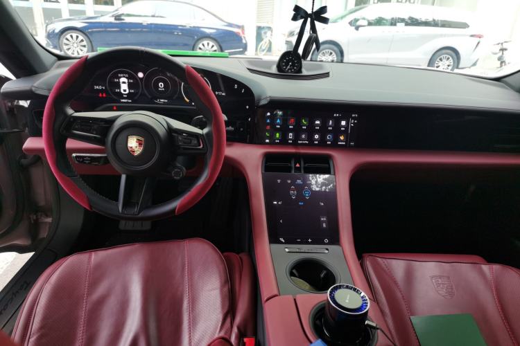 Used Porsche Taycan 2022-Year Updated Taycan Center Console