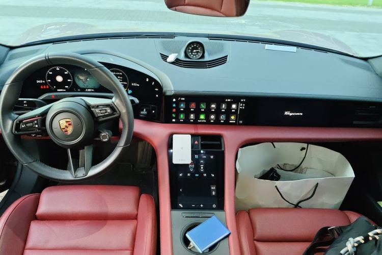 Used Porsche Taycan 2022-Year Updated Taycan Center Console