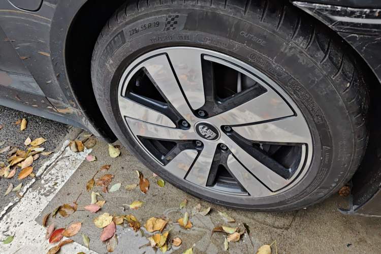 Used Porsche Taycan 2022-Year Updated Taycan Right Front Wheel Hub