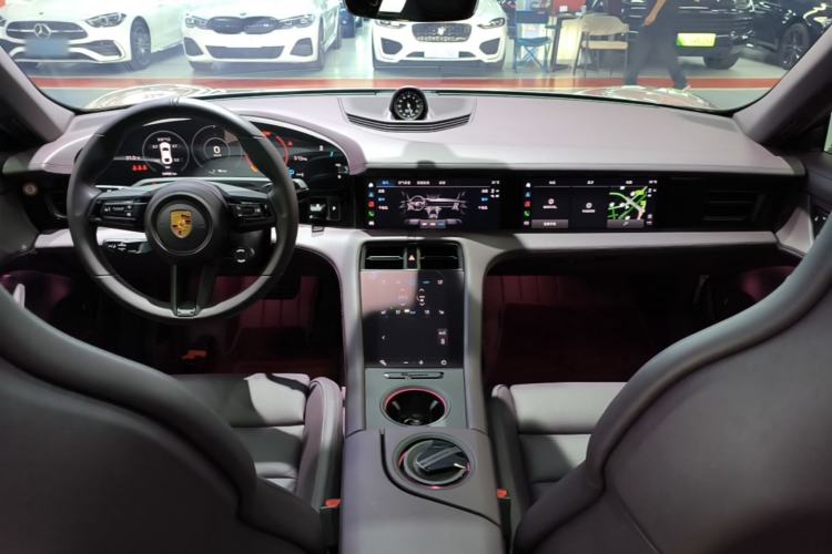 Used Porsche Taycan 2022-Year Updated Taycan Center Console