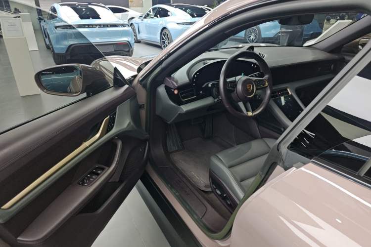 Used Porsche Taycan 2022-Year Updated Taycan Interior 3