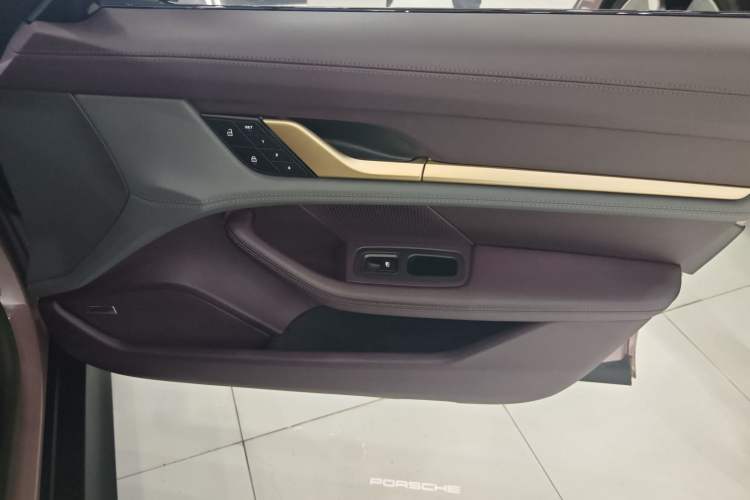 Used Porsche Taycan 2022-Year Updated Taycan Interior 5