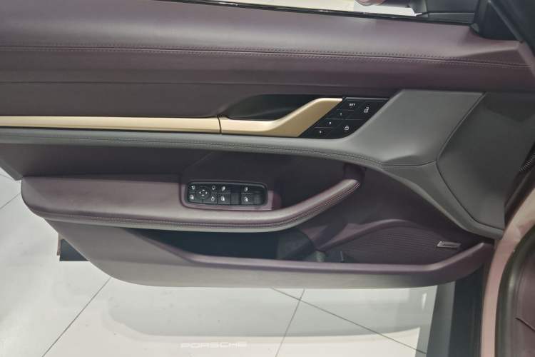 Used Porsche Taycan 2022-Year Updated Taycan Interior 7