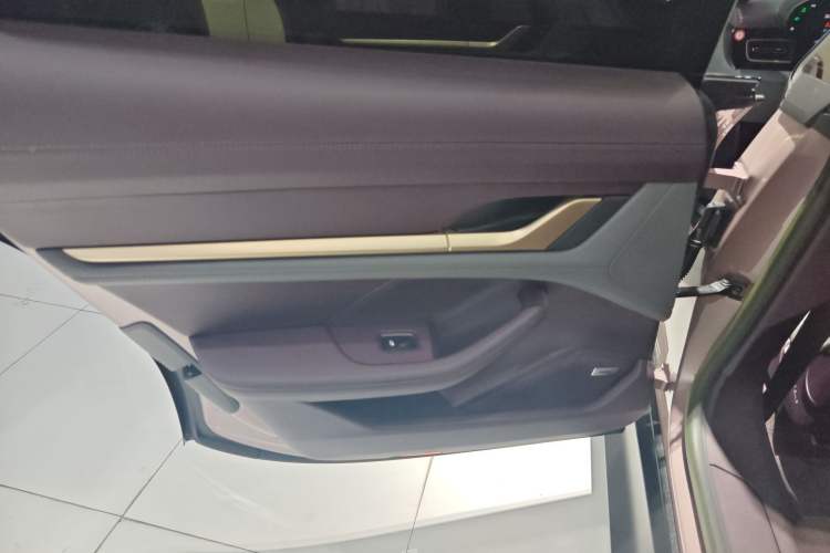 Used Porsche Taycan 2022-Year Updated Taycan Interior 8