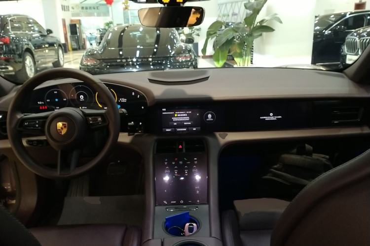 Used Porsche Taycan 2022-Year Updated Taycan Center Console