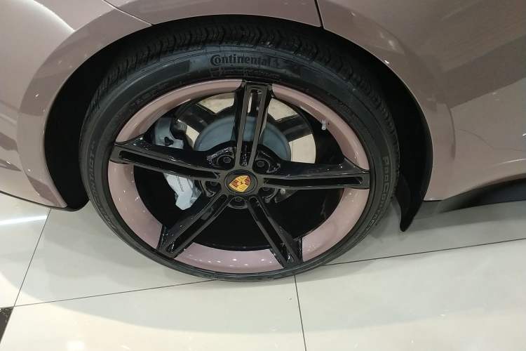Used Porsche Taycan 2022-Year Updated Taycan Right Rear Wheel Hub