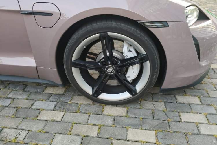 Used Porsche Taycan 2022-Year Updated Taycan Right Front Wheel Hub