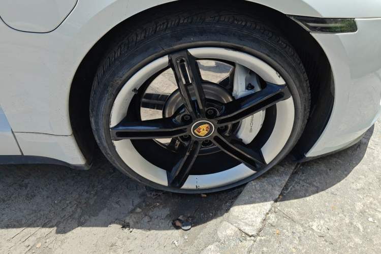 Used Porsche Taycan 2022-Year Updated Taycan Right Front Wheel Hub