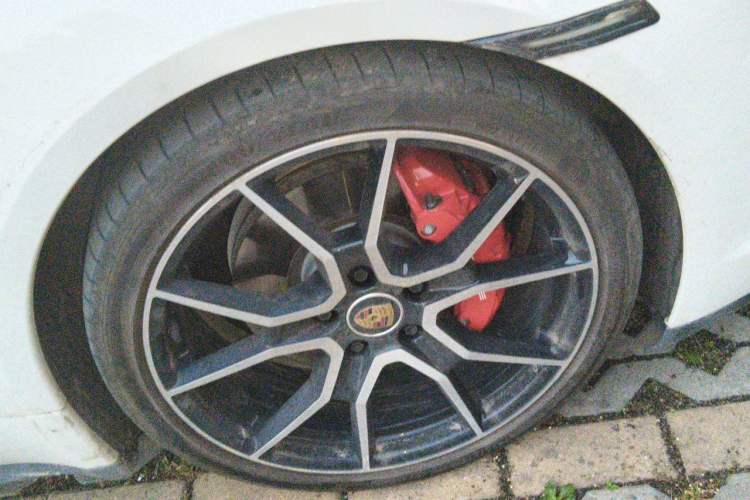 Used Porsche Taycan 2022-Year Restyled Taycan 4S Right Front Wheel Hub