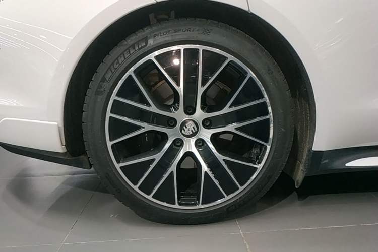 Used Porsche Taycan 2022-Year Updated Taycan Right Rear Wheel Hub