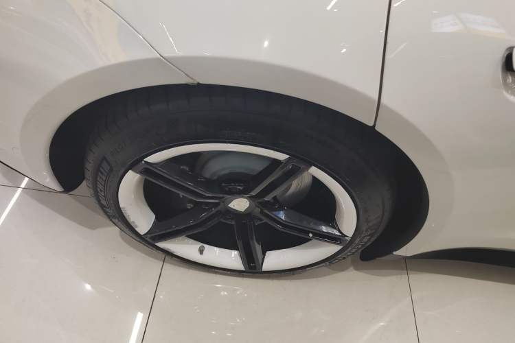 Used Porsche Taycan 2022-Year Updated Taycan Right Rear Wheel Hub