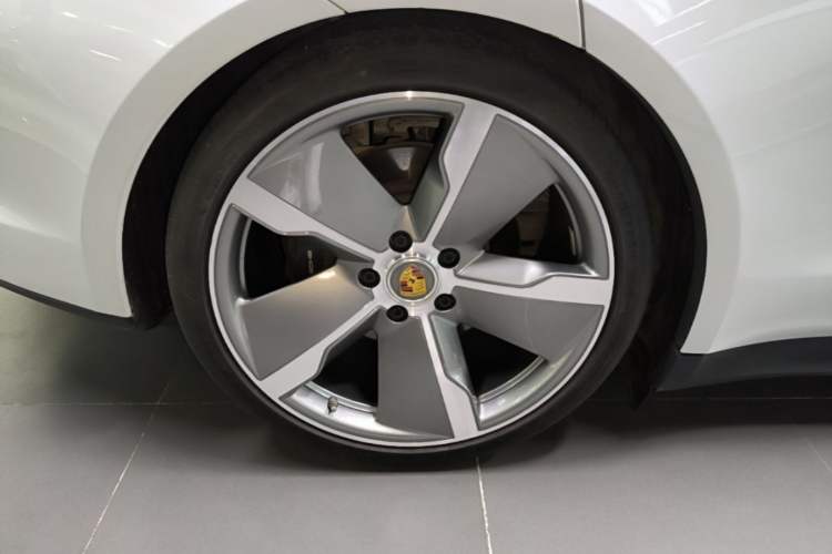 Used Porsche Taycan 2022-Year Updated Taycan Right Rear Wheel Hub