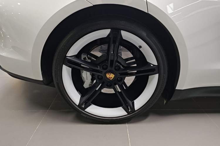 Used Porsche Taycan 2022-Year Updated Taycan Right Rear Wheel Hub