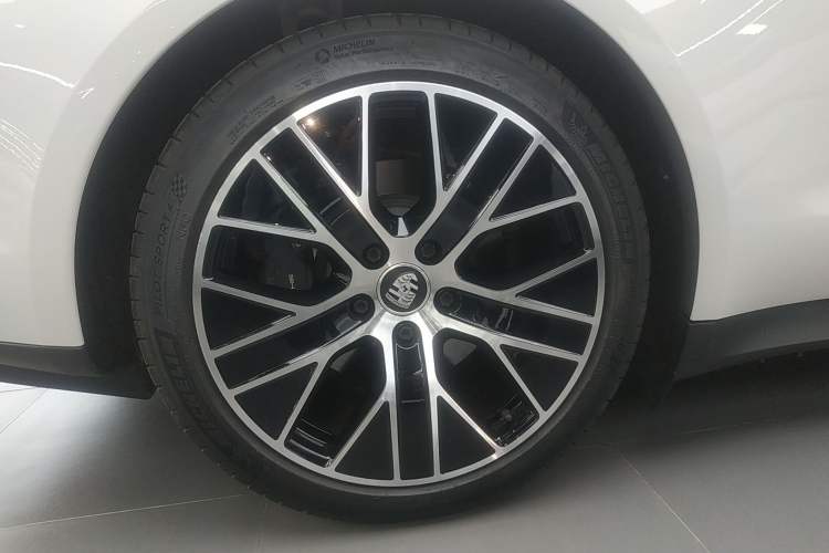 Used Porsche Taycan 2022-Year Updated Taycan Right Rear Wheel Hub