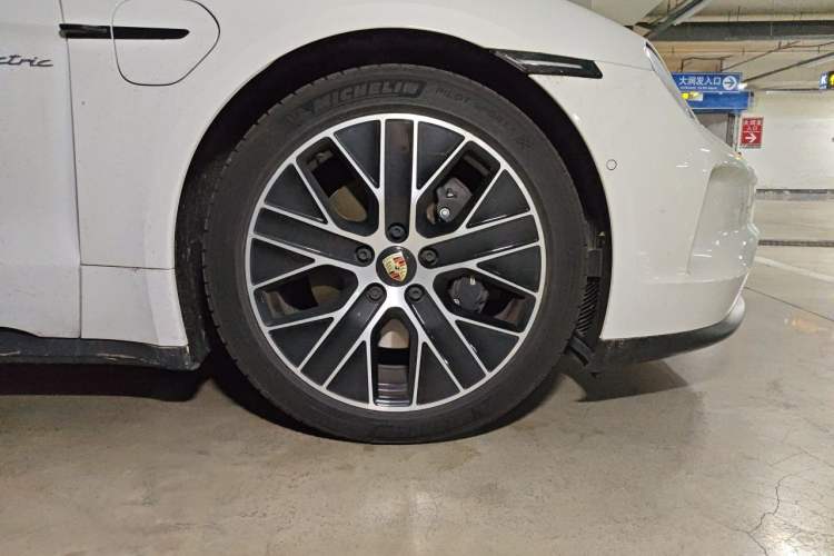 Used Porsche Taycan 2025 Taycan Right Front Wheel Hub